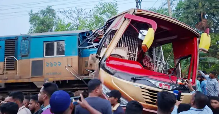 বাস-ট্রেন সংঘর্ষ